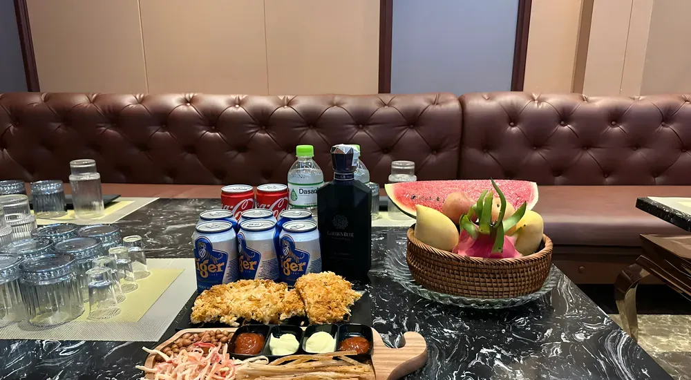 음료와 음식이 함께 진열된 테이블
