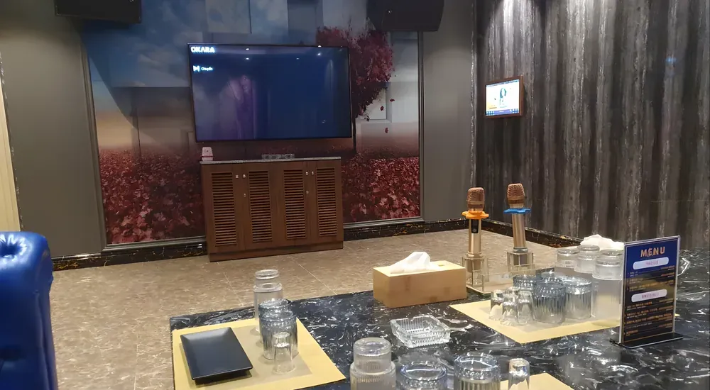 테이블 위 유리잔 모음
