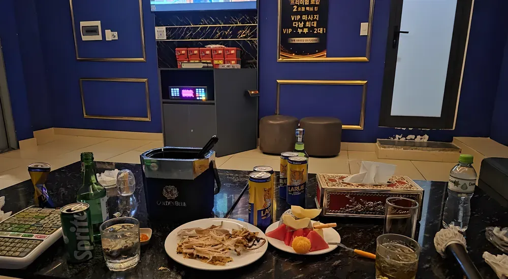 테이블 위 음식과 음료