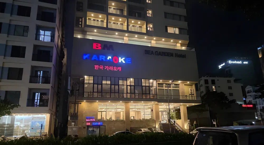 건물 조명 밤 풍경