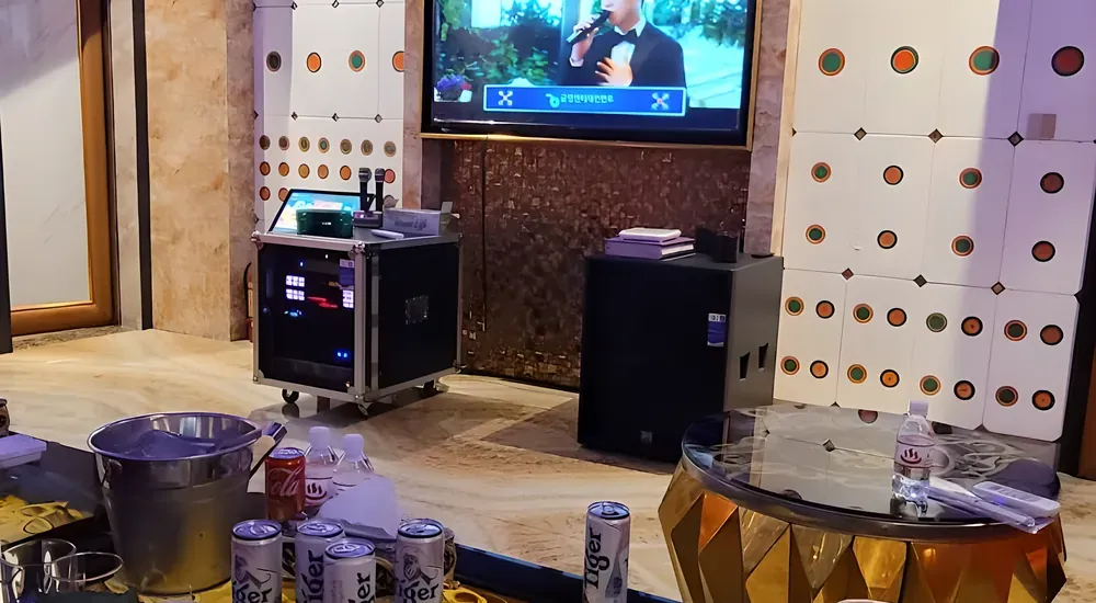 음악과 음료를 즐기는 장면