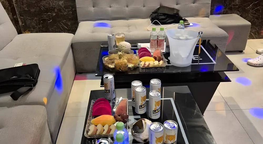 음료와 과일 테이블
