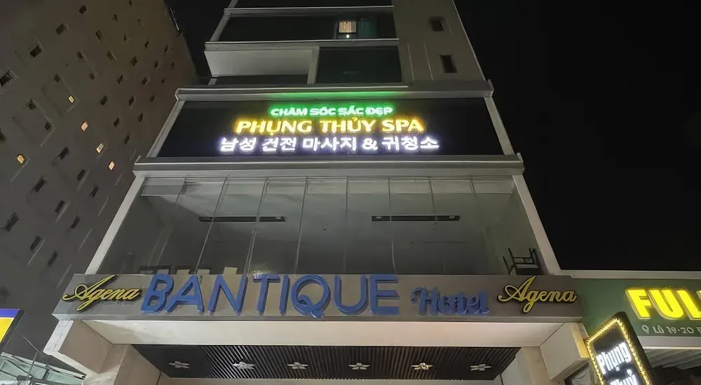 밤에 켜진 건물 외관