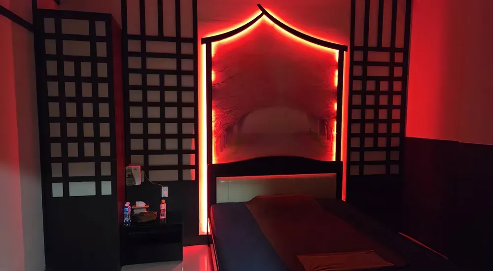붉은 조명으로 장식된 일본식 침실