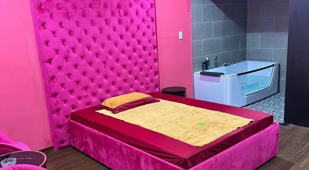 분홍색 침실과 욕조