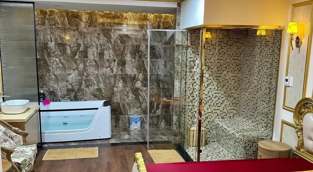 금속 장식과 목재 바닥의 욕실