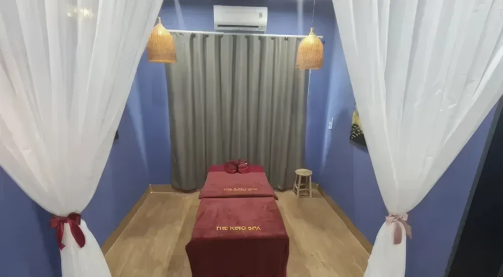 파란 벽면에 빨간 마사지 침대