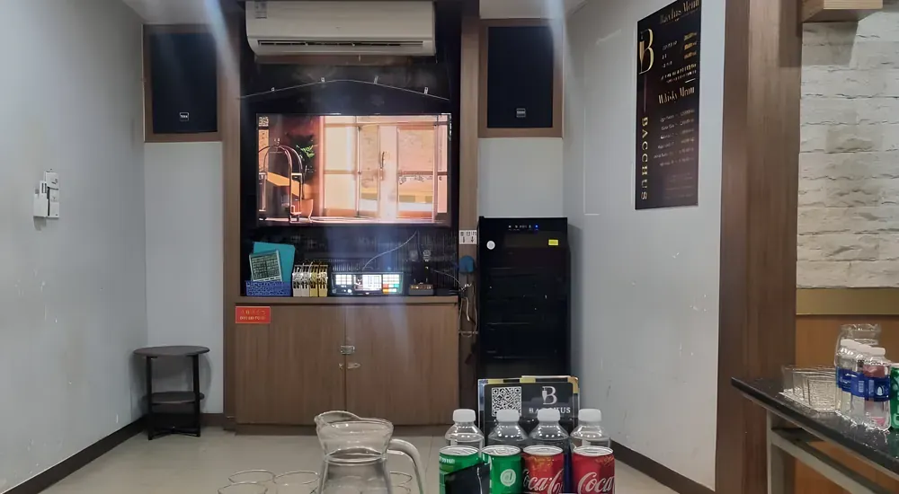 노래방 기기와 음료가 있는 실내