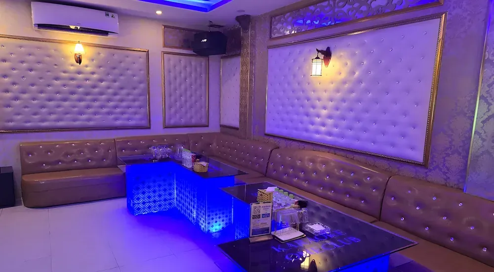 노란색 조명이 있는 KTV 방