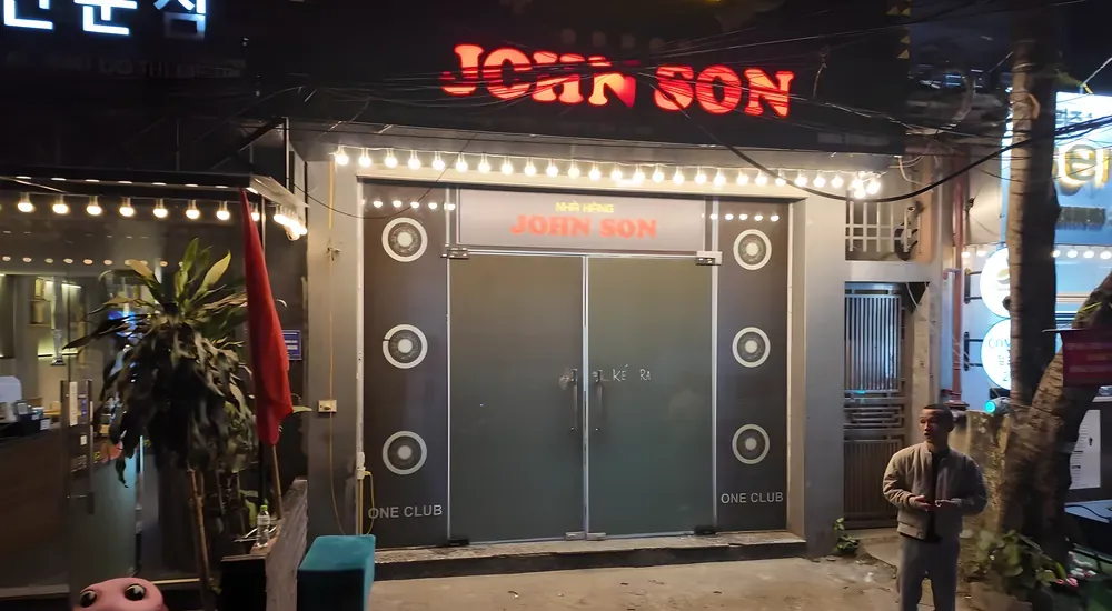 저녁에 본 건물 입구