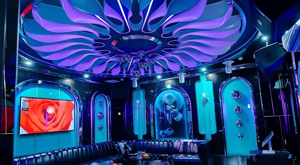 파란색 조명 가득한 KTV 방
