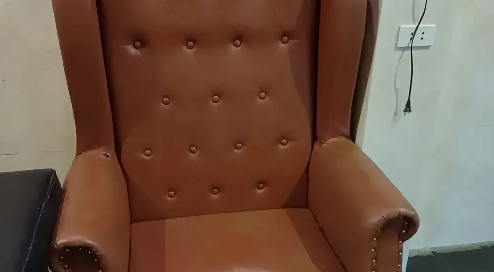 갈색 쿠션 의자