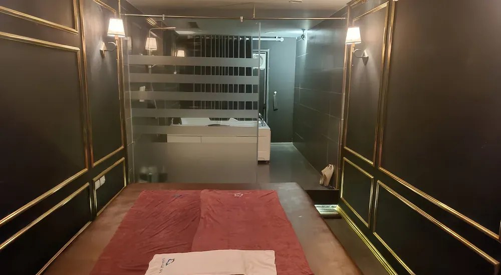 검은색 벽면과 빨간색 천의 휴식 공간