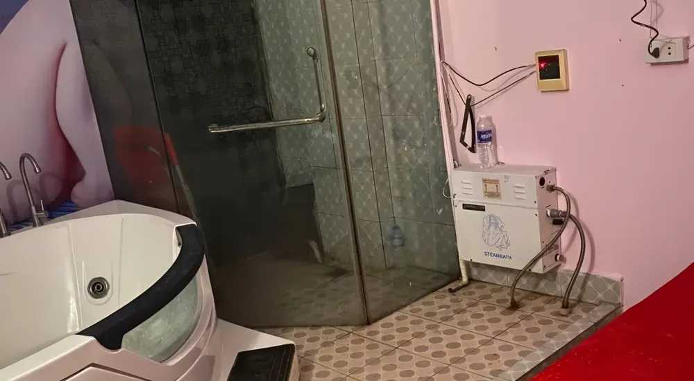 욕조와 사우나가 있는 욕실