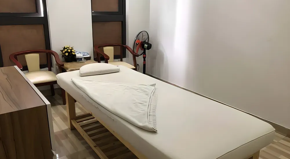 마사지 침대와 의자가 있는 방