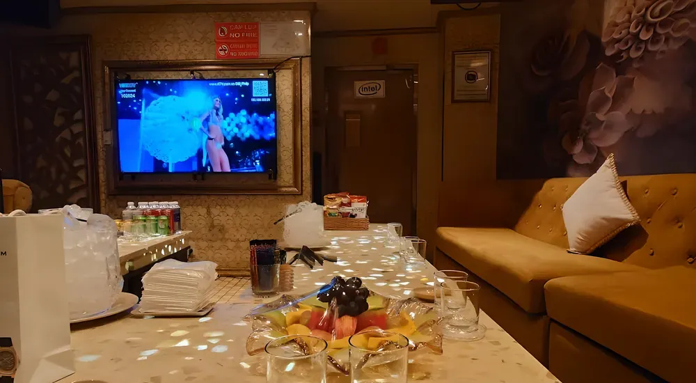 가라오케 방 안 테이블과 소파