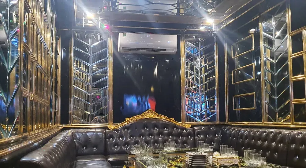 금속 장식이 인상적인 KTV 방