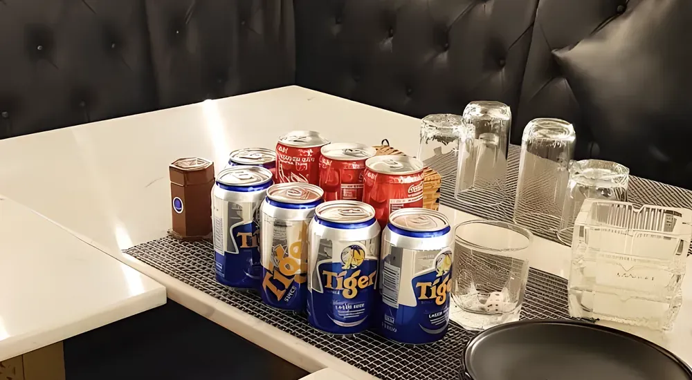 맥주 캔과 유리잔들이 놓인 테이블