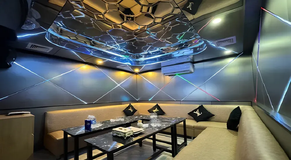 조명과 반사지면으로 꾸며진 KTV 방