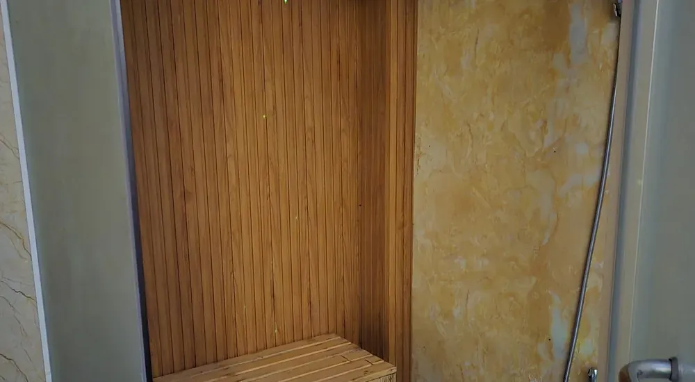 목재로 만들어진 사우나실