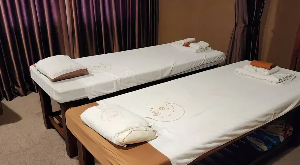 마사지 침대 두 개가 배치된 방