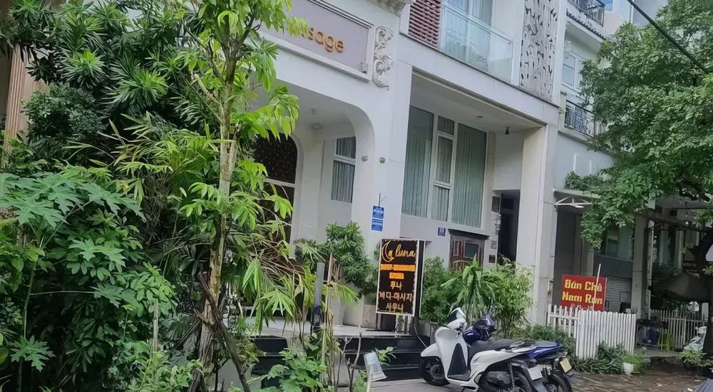 건물 앞에 오토바이들
