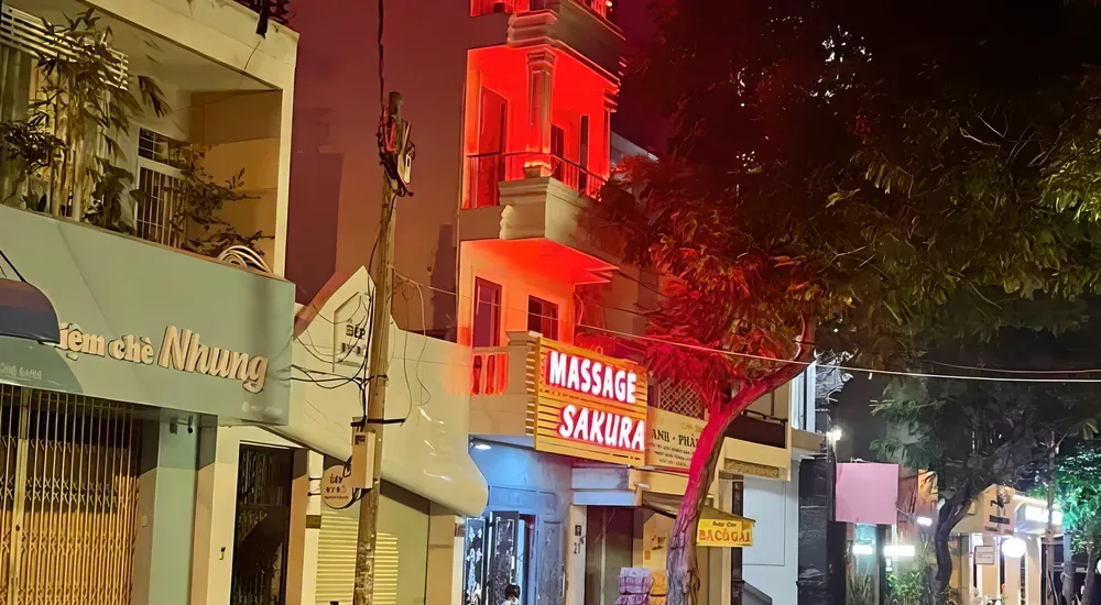저녁 거리의 마사지 샵