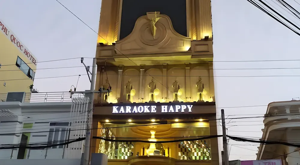 노란색 조명의 외관