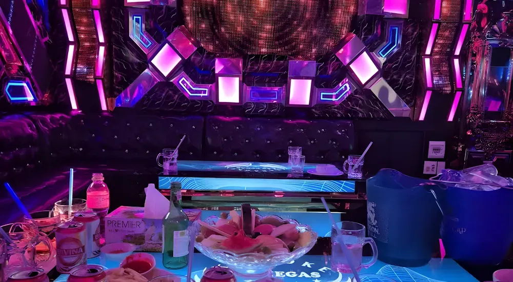 가라오케 테이블 위의 주류와 안주