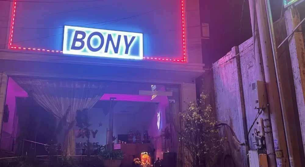 보니 마사지 야간 전경